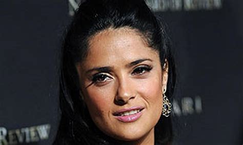 las tetas de salma hayek|Salma Hayek publica sus senos en primer plano vistiendo。